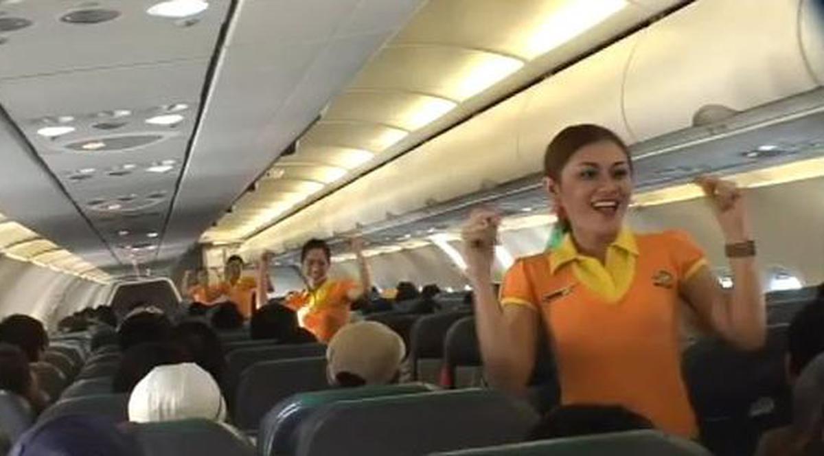 Cadoul bărbaţilor de Crăciun: Stewardesele filipineze frumoase foc dansează în avion | VIDEO