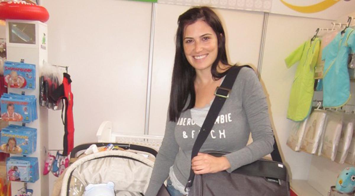 La târgul pentru copii se vinde o geantă specială pentru laptop şi scutece