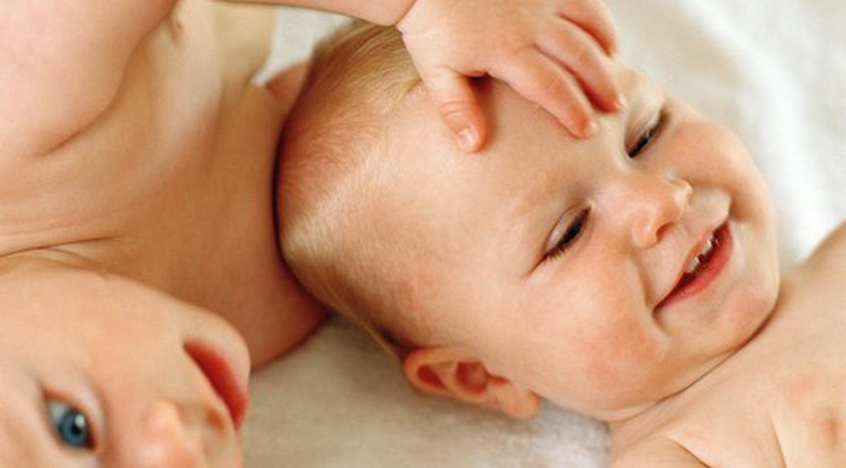 O poveste uimitoare! Doi gemeni născuţi la doi ani diferenţă