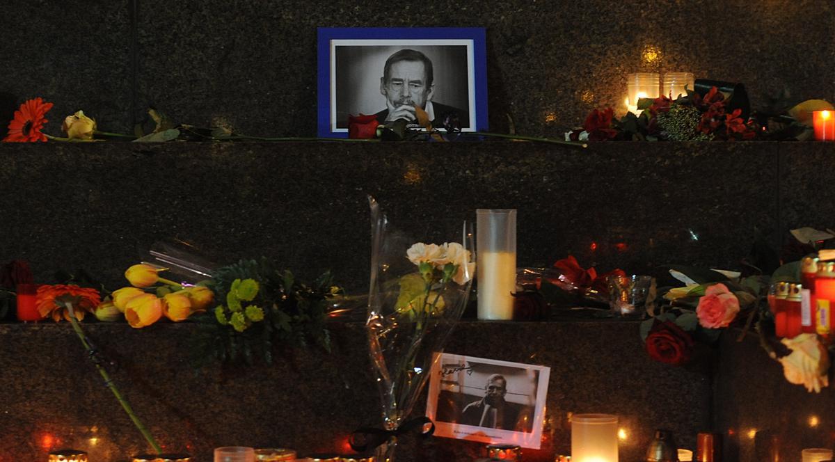 PRIMA ZI DE DOLIU NAŢIONAL ÎN CEHIA | Sicriul cu trupul lui Vaclav Havel, transferat la Castelul Praga