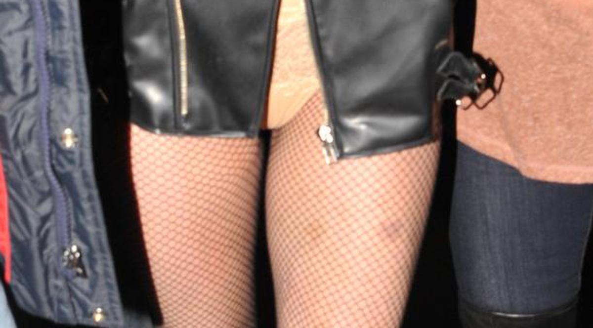 Cine crezi că e vedeta care face shopping în chiloţi? Şi mai are şi picioarele pline de vânătăi! | FOTO