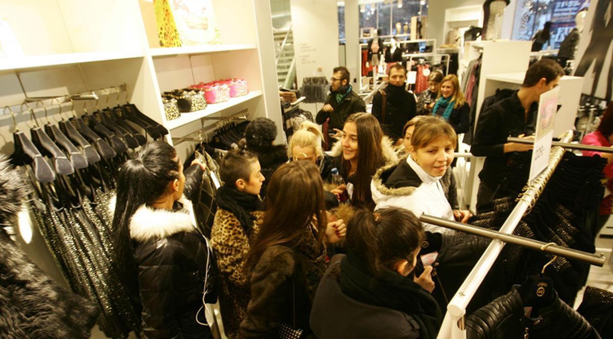 Sezonul REDUCERILOR începe! De mâine, preţuri mai mici în magazine la haine şi încălţăminte