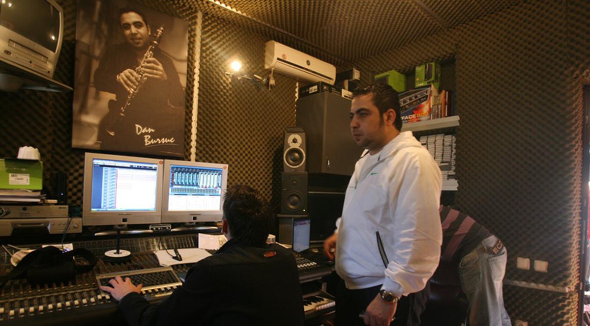 Dan Bursuc a făcut varianta românească a hitului "Ai si eu te pego". Ascultă cum sună!