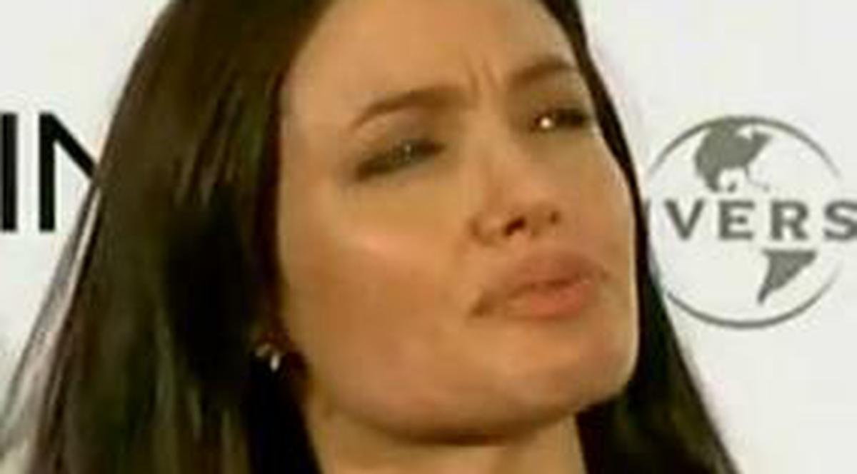 Angelina Jolie a suferit o cădere nervoasă! Brad Pitt a găsit-o plângând în hohote în baie!
