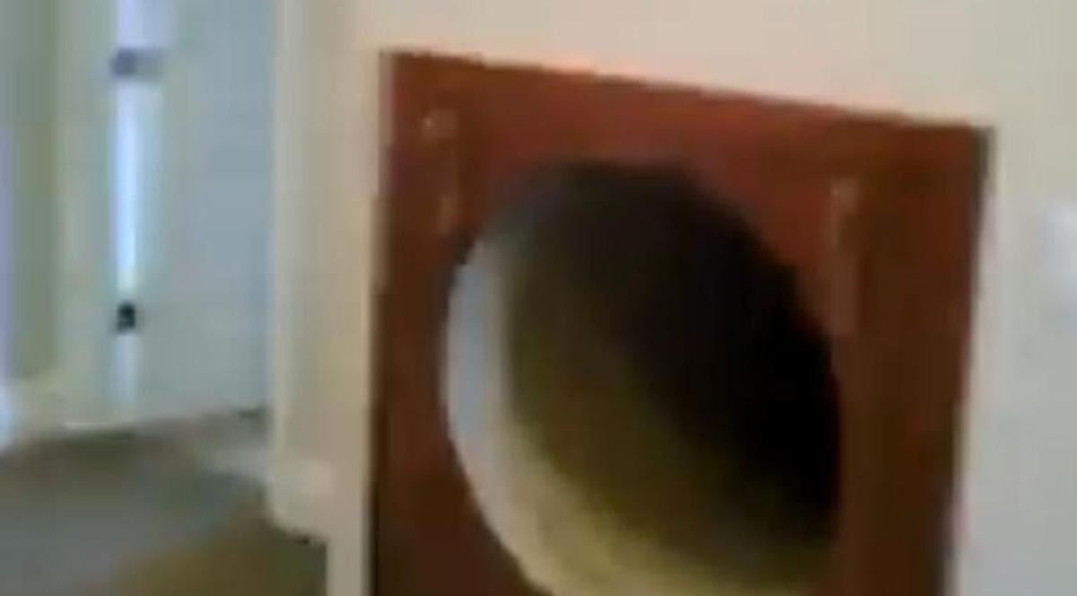 Nu o să vă vină să credeţi! Iată soluţia unui beţivan pentru a coborî scările în siguranţă! VIDEO