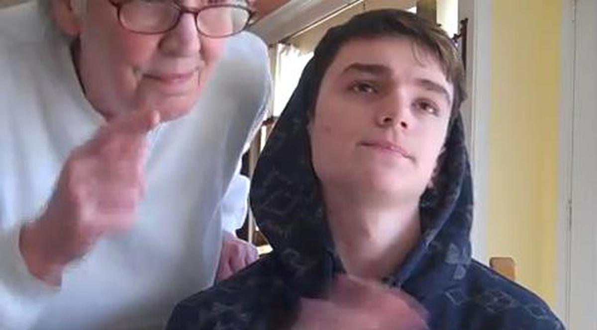 Cea mai tare bunicuţă din lume! Are un talent VIRAL şi umor cu carul! | VIDEO