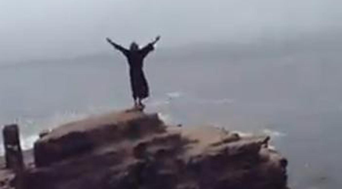 Un călugăr în pragul nebuniei? Nici nu-ţi imaginezi ce e în stare să facă! VIDEO
