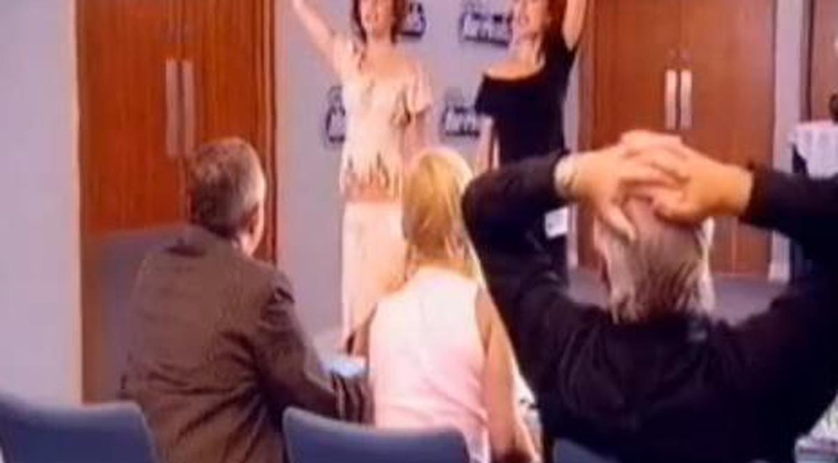 Cheeky Girls, cel mai penibil moment din viaţa lor! Prestaţia de tot râsul de care nu vor scăpa niciodată | VIDEO