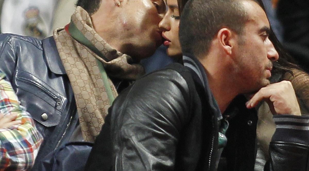 Cristiano Ronaldo îşi sărută cu foc iubita la un meci de baschet | FOTO