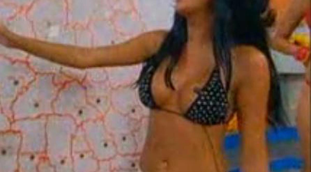 V-aţi trezit şi v-au îngheţat mâinile doar cât aţi privit pe geam? În loc de ceai cald, Cruduţa hot, aproape goală, diperată că şi-a pierdut "norişorii" | VIDEO