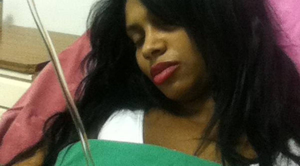 Laurette, pe perfuzii, după ce a suferit arsuri în urma unui tratament cosmetic