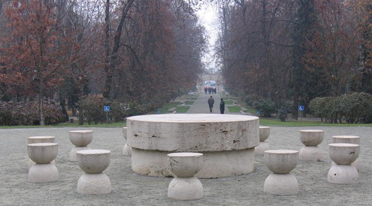 Masa Tăcerii, Poarta Sărutului şi Coloana Infinitului din Tg. Jiu au fost amplasate pe o singură axă
