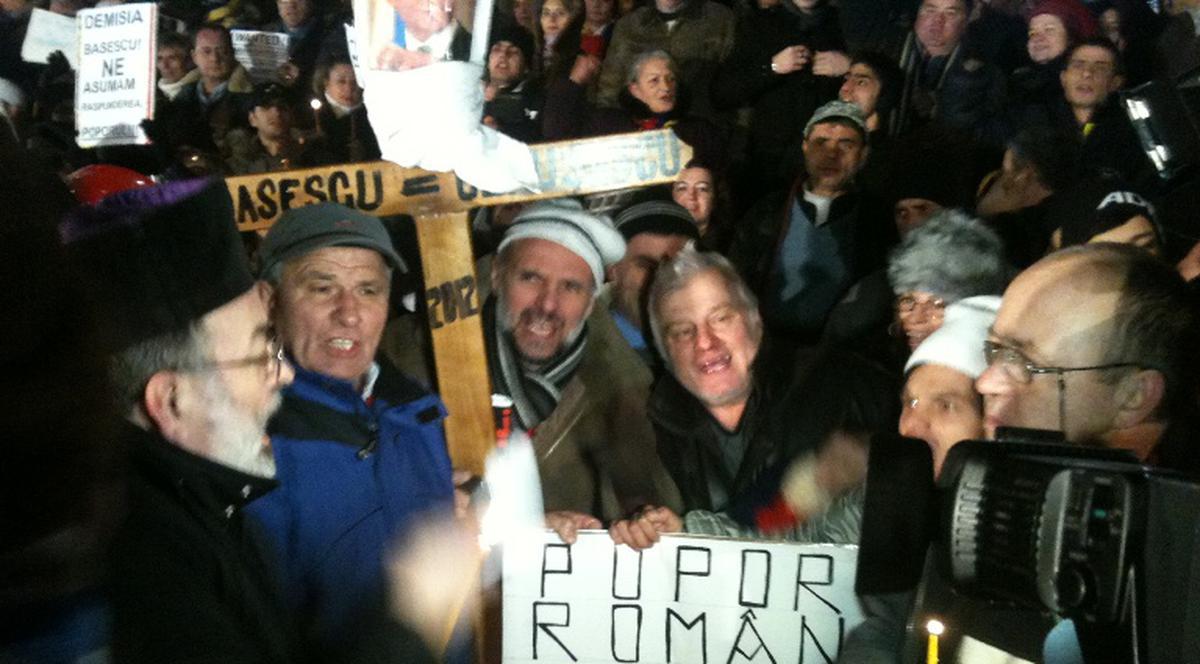 Uite ce scandează protestatarii şi ce lozinci au adus în Piaţa Universităţii