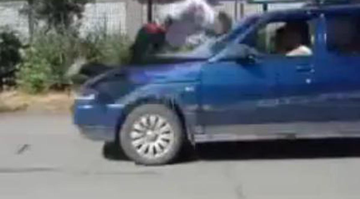 Teribilism sinicigaş! Gestul unui tânăr pe care ţi se face rău să-l priveşti! | VIDEO ŞOCANT