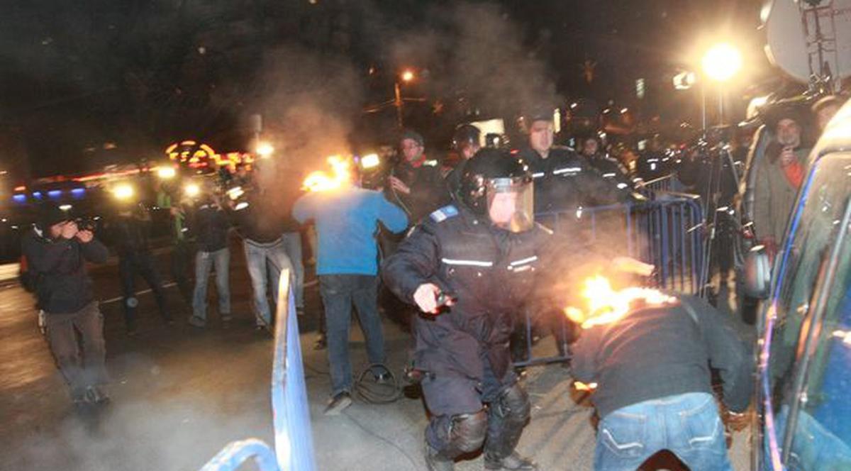 Piaţa Universităţii, teatru de război! Un om a fost incendiat | FOTO