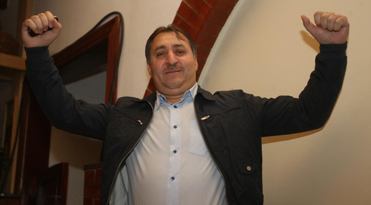 Explicaţia lui Vali Vijelie pentru ochiul vânăt: "M-a bătut nevasta"