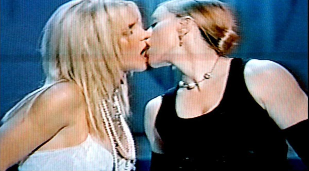 După sărutul cu Britney Spears, Madonna recidivează. Vezi cu ce cântăreaţă s-a mai sărutat!