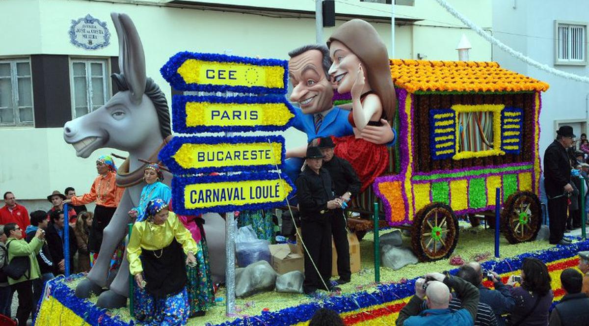 Cuplul Sarkozy-Bruni, luat la mişto la un carnaval din Portugalia. Au fost prezentaţi drept ţigani nomazi!