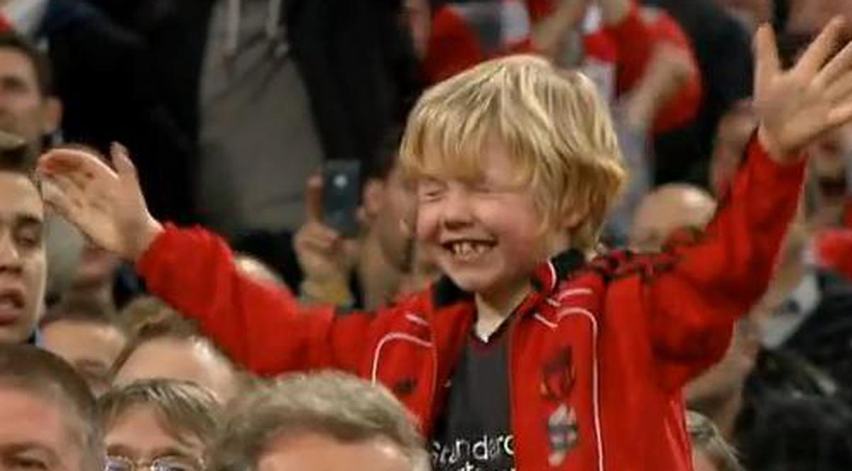 "Like", au zis râzând sute de mii de oameni care l-au văzut! El e cel mai simpiatic microbist din lume: un puşti de 5 ani | VIDEO