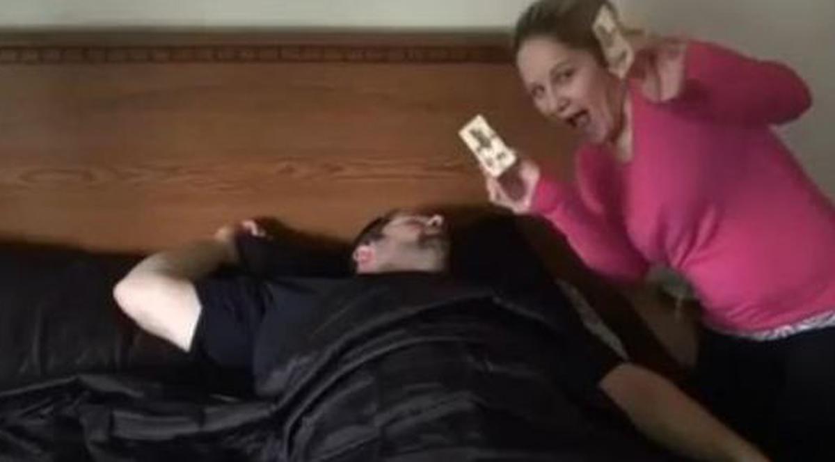 Uite cele mai tari farse pe care să i le faci partenerului dimineaţa! | VIDEO