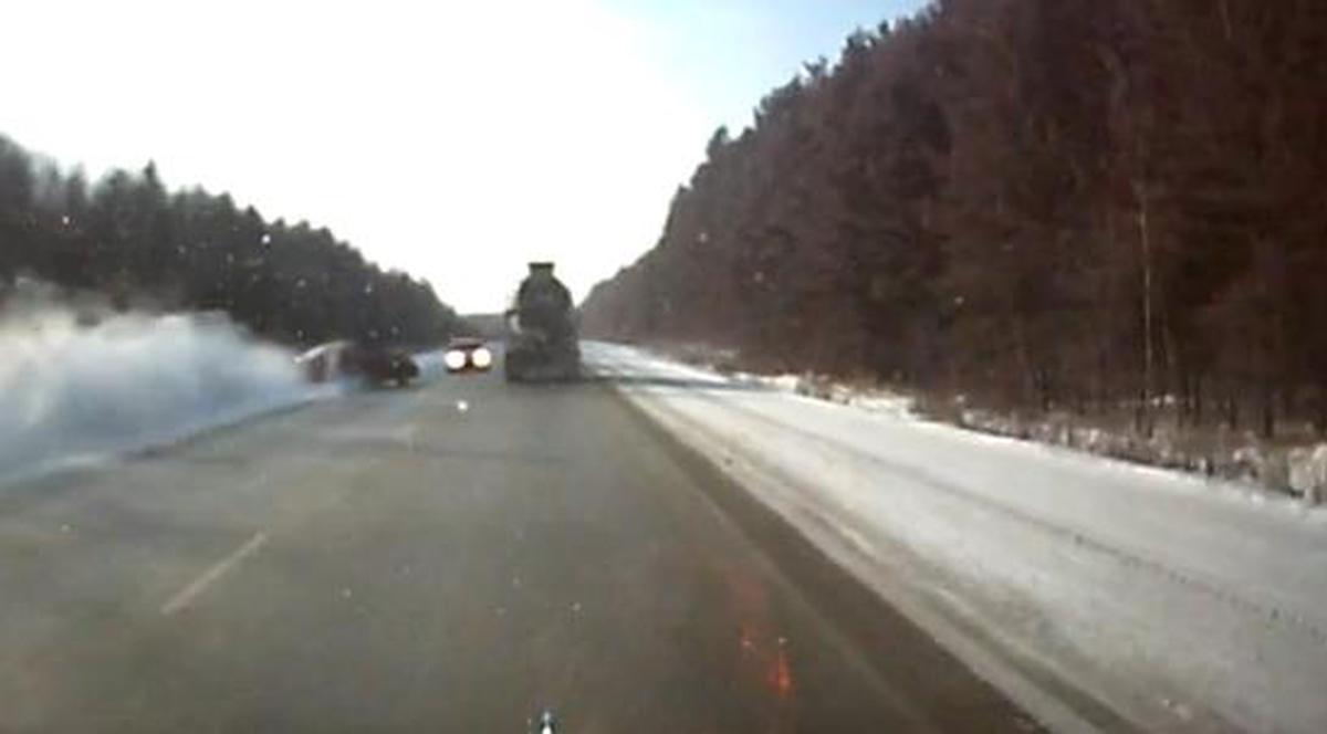 Accident cumplit! INCONŞTIENŢA la volan a băgat trei oameni în spital, în stare gravă | VIDEO ŞOCANT