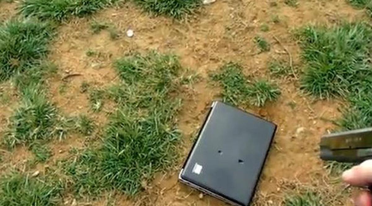 O adolescentă este DESFIINŢATĂ de tatăl ei! Şi-a umilit părinţii pe Facebook şi s-a ales cu pedeapsă în public şi laptopul împuşcat | VIDEO