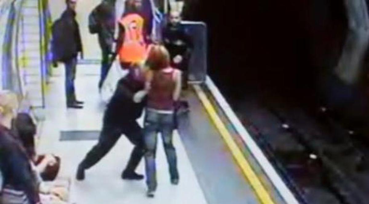 ŞOCANT! Secunda în care un dement împinge o tânără pe liniile de la metrou | VIDEO