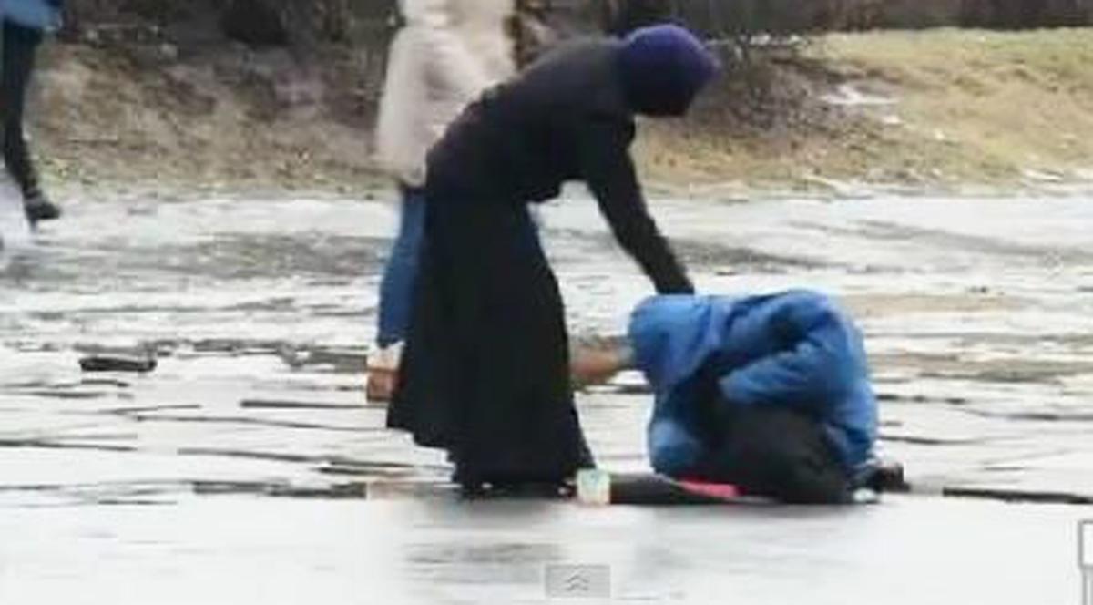 Uite cum îi umilesc nişte tineri polonezi pe cerşetorii români! | VIDEO