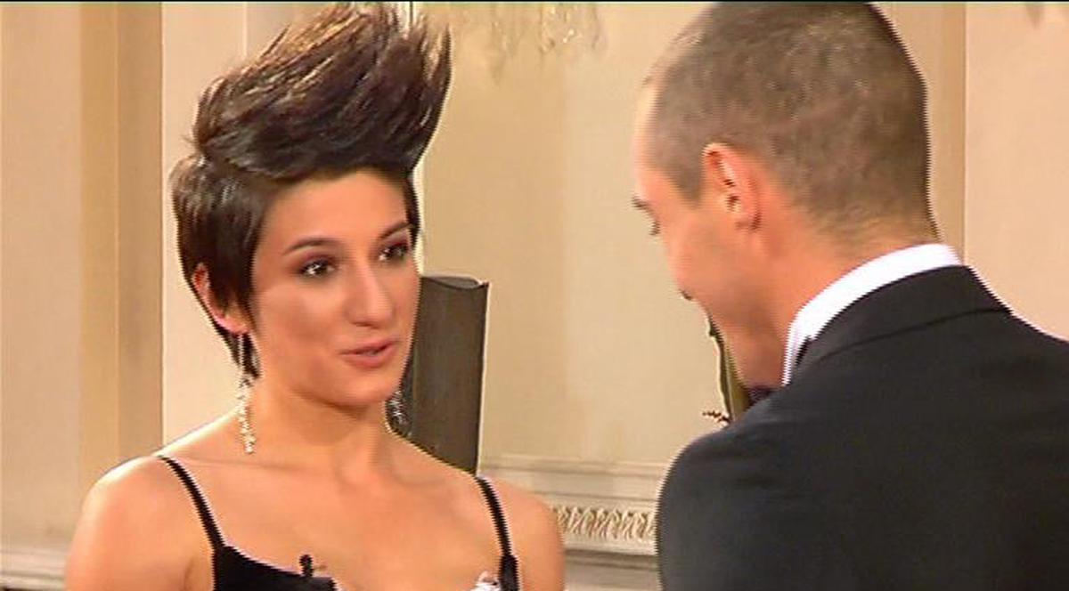 O concurentă l-a lăsat fără cuvinte pe burlacul Vladimir Drăghia cu cadoul ei! Vrea oare aceasta să-i dăruiascã un copil?