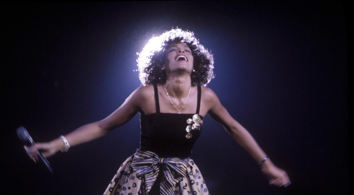 Ultimul drum acasă | Sicriul cu trupul lui Whitney Houston a ajuns la New Jersey | VIDEO