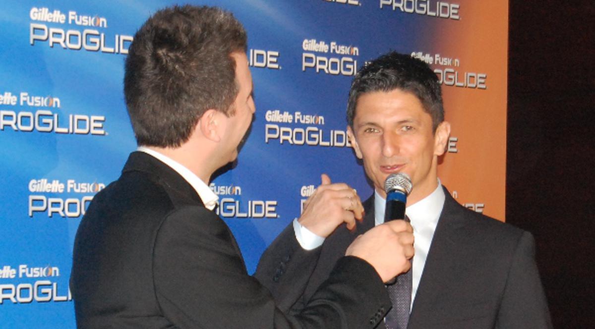 Răzvan Lucescu e ajutat de soţie să-şi dea cu aftershave