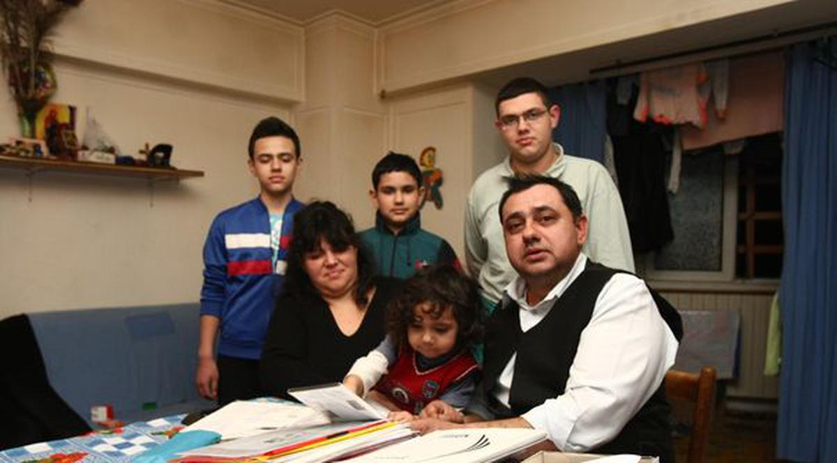 Incredibil! Familie de medici, trăieşte de 10 ani din ajutoare sociale