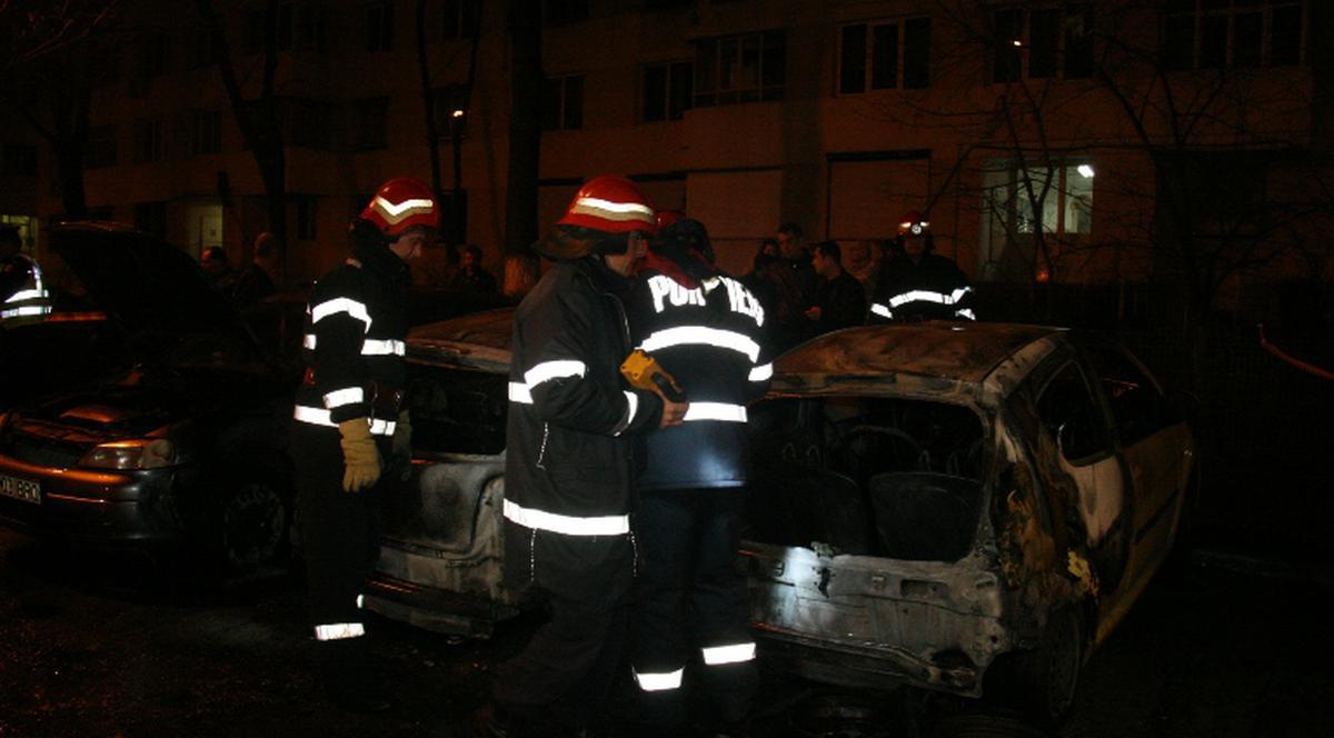 Trei autoturisme au ars pe bulevardul Camil Ressu