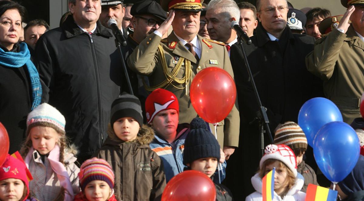 Gabriel Oprea a donat şi în 2011 bani copiilor militarilor ucişi în teatrele de operaţii