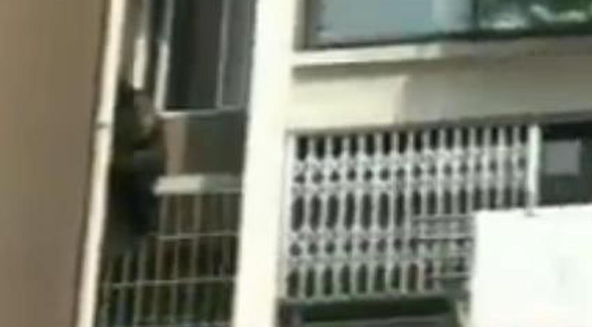 Amantă pe pereţi! Nevasta şi soacra au prins-o în patul conjugal, ce-a urmat e de spital! VIDEO