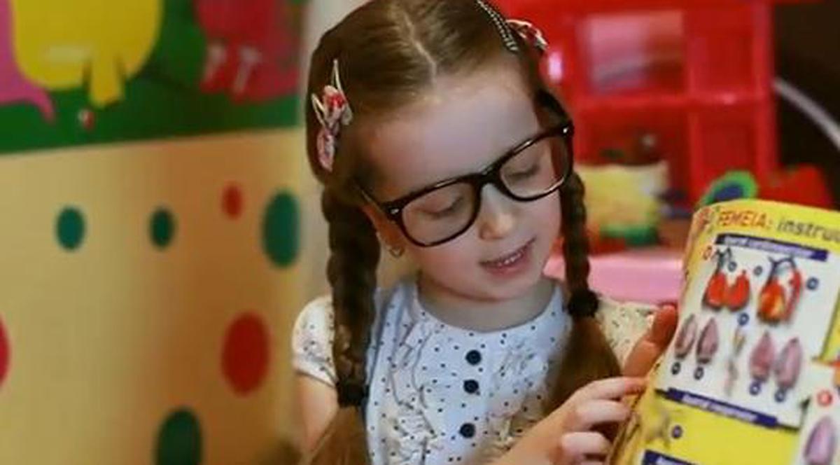 LIKE de până stricăm butonul, Anastasia! Fiica lui Radu Sîrbu (ex-Ozone) e cea mai simpatică profesoară de pe internet | VIDEO DELICIOS