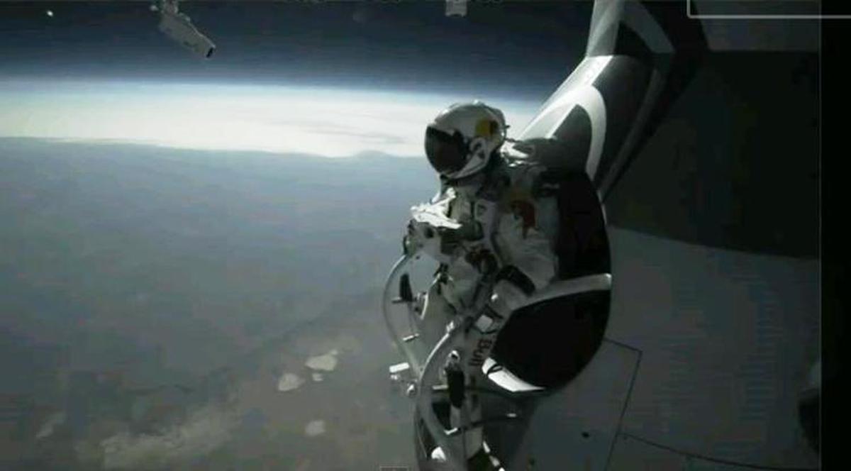 Senzaţional! A sărit cu paraşuta de la 21.800 de metri! E doar antrenamentul pentru marea săritură de peste 36.500 de metri! | VIDEO