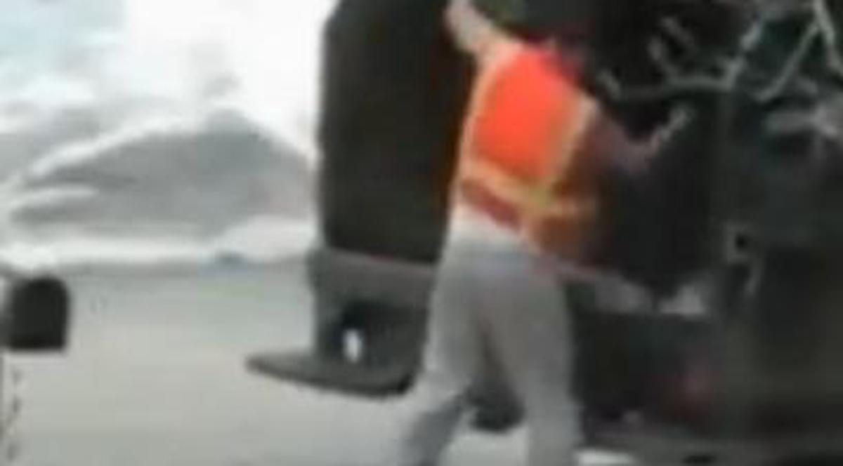 Cea mai spectaculoasă cădere nervoasă: gunoierul ÎŞI IESE COMPLET DIN MINŢI | VIDEO