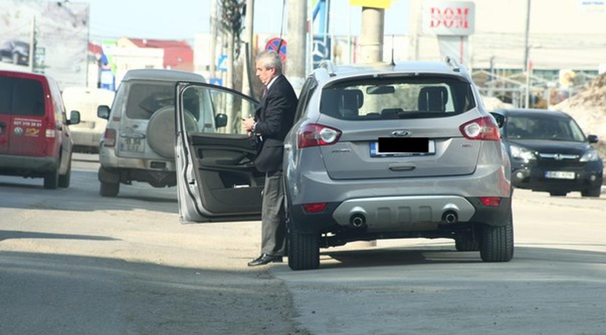 Uite cum parchează Tăriceanu în staţia de autobuz | FOTO