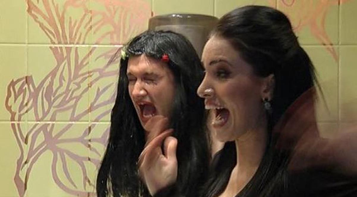 De ce merg femeile împreună la baie? Aflaţi de la Daniela Crudu, alias Mihai Bendeac, şi Adelina Pestriţu!