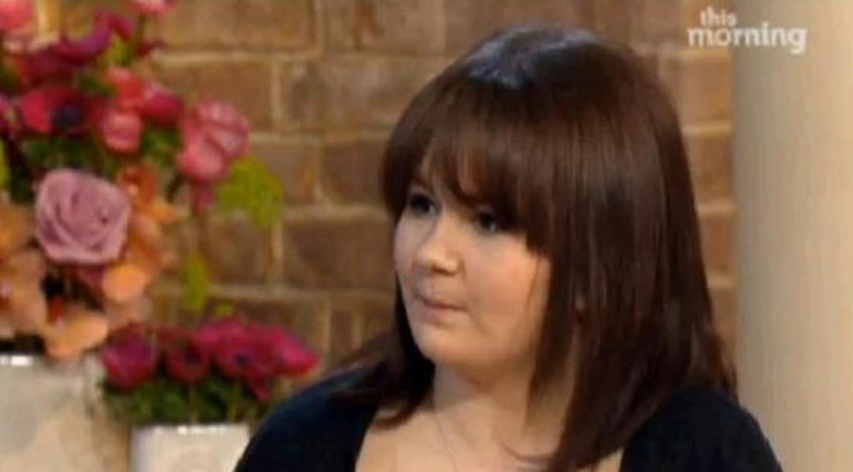 "Erau diferiţi şi când mă sărutau". Şocul adolecentei cu doi iubiţi care erau, de fapt, aceeaşi fată