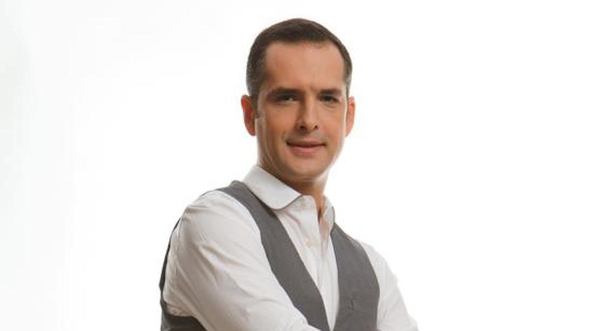 Mădălin Ionescu nu mai face faţă treburilor casnice! Îşi ia soacra ca ajutor!