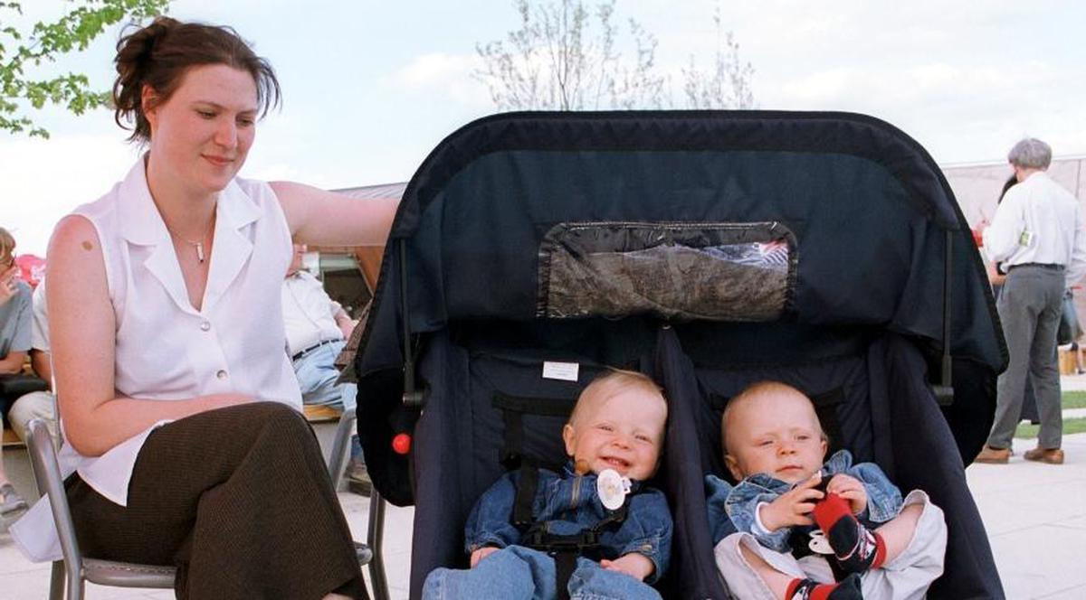 Caz controversat în SUA! Doi copii născuţi în străinătate de o americancă, după fertilizare in vitro, nu au primit cetăţenie