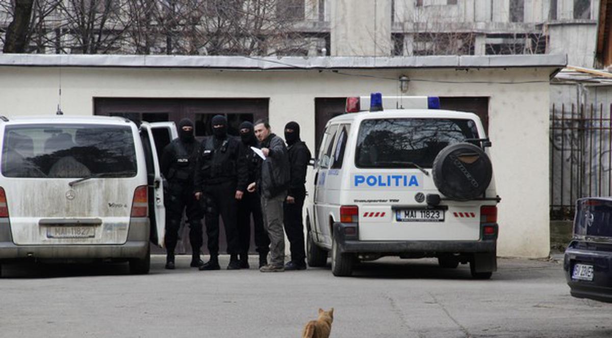 Mascaţii au scotocit căminele după droguri