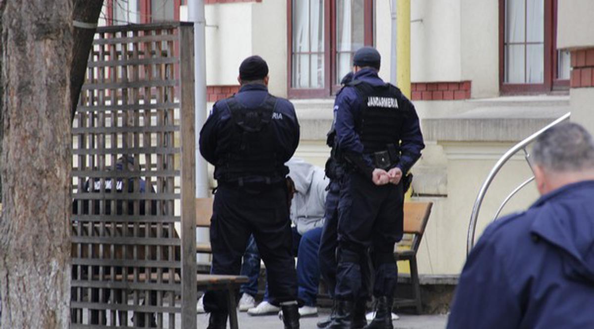 Percheziții la sediul UTI din Aeroportul Otopeni! Vicepreședintele companiei, săltat de mascați