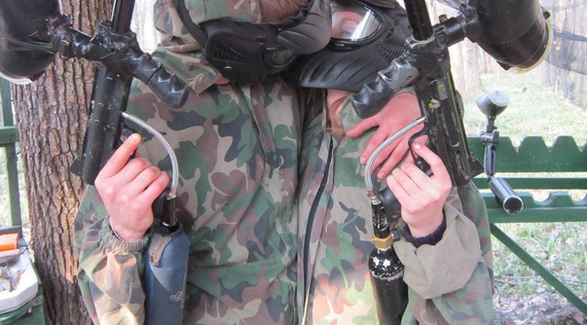 Săruturi pe câmpul de luptă! Vezi de ce aventuri au avut parte concurenţii de la Mireasă pentru fiul meu la paintball!