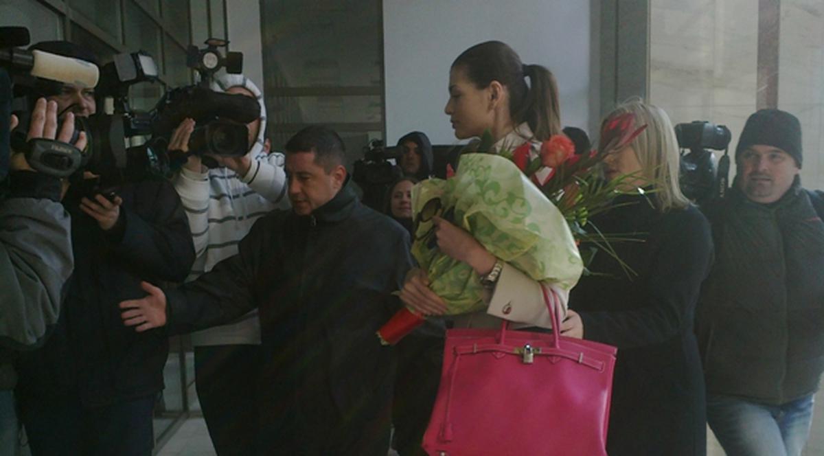 "Chinezul" a aşteptat-o pe Moni Gabor cu flori la Tribunal! Vedeta se judecă pentru custodia copilului