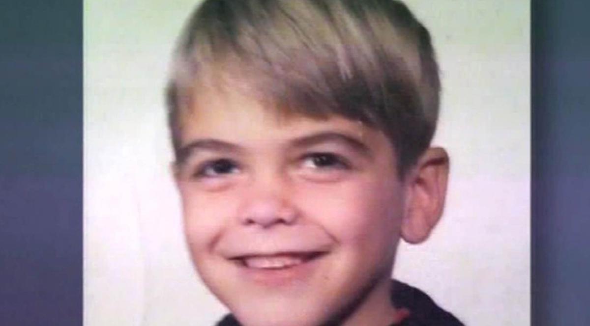 El e puştiul devenit bărbatul după care acum mor milioane de femei. Îl recunoşti?