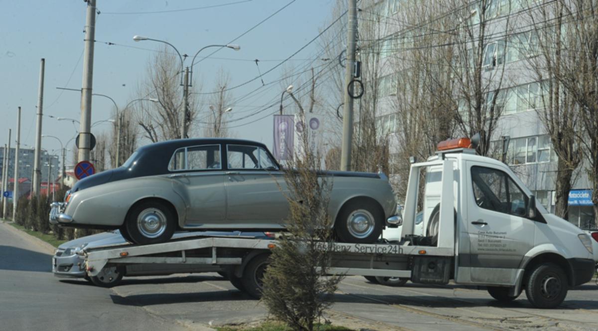 Ţiriac îşi plimbă luxosul Rolls Royce cu platforma prin oraş