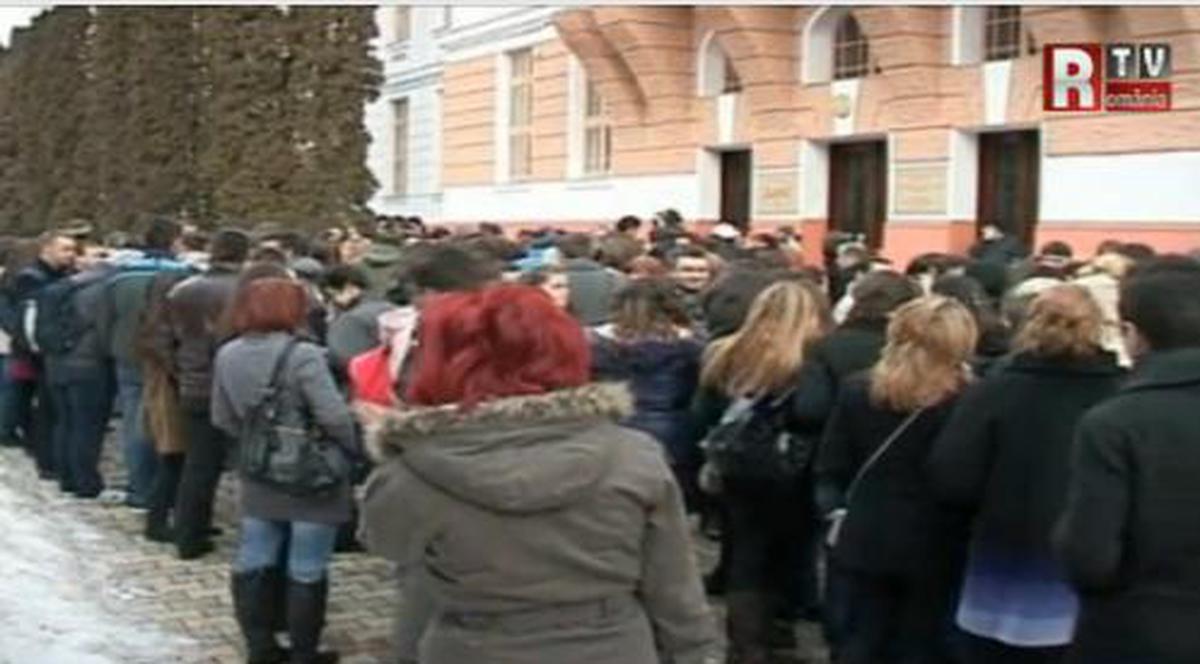Scandal etnic la Târgu Mureş! Universitatea de Medicină,  avertizată de Minister că poate rămâne fără finanţare. Sute de studenţi în stradă